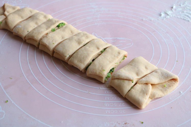 胡萝卜汁|冬天给女儿做了这早餐,松软酥脆,上桌就吃3个,隔三差五做一锅