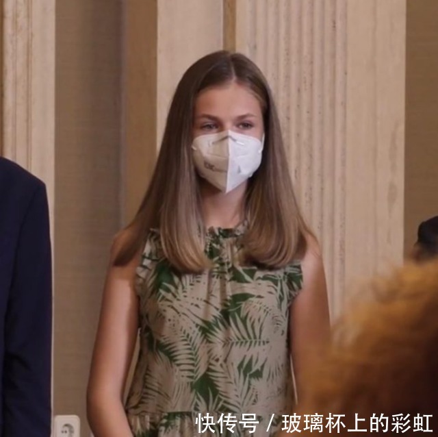面料 西班牙公主真长高了好多,穿去年旧裙短了一截,气质都成熟不少!