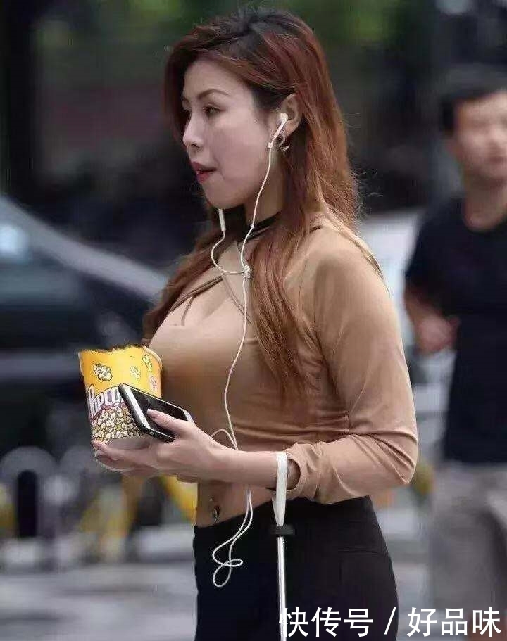街拍:丽质时尚的妹子,搭配有致舒适简约的人气穿搭!