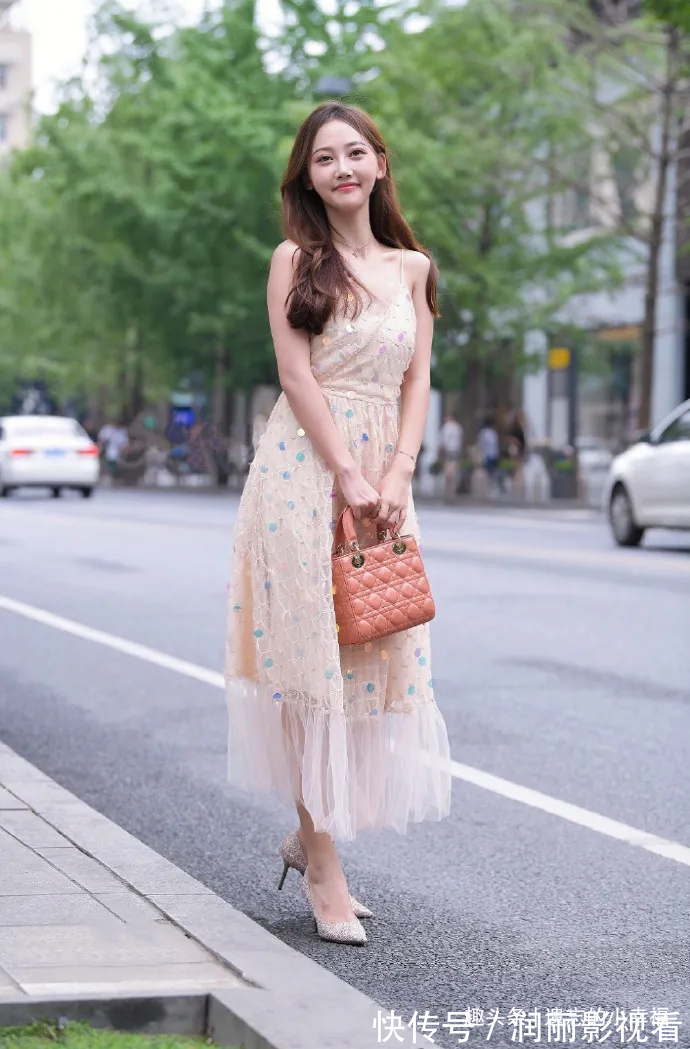 穿搭 浅粉色淑女款连衣裙,搭配银色精致高跟鞋,穿出靓丽女生的时尚美
