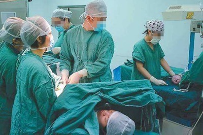 顺产|孕妇迟迟未生产,婆婆拒绝手术进行,剖开肚子时医生被吓到了