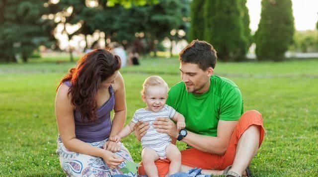 女儿|卑微宝爸伺候“贵妃女儿”吃草莓,小心翼翼的样子,让人哈哈大笑