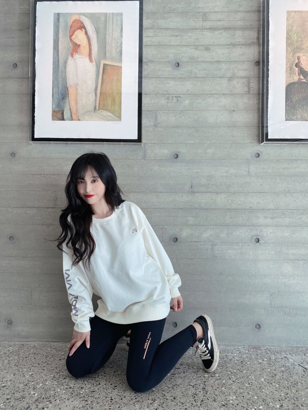 纤细|身材纤细的美女, 一件白色宽松上衣配紧身长裤, 休闲又时尚