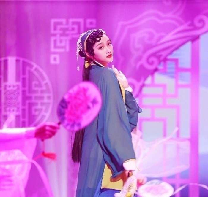 关晓彤豁出去了，大胆尝试青蛇造型，网友：我选白蛇！