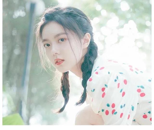 趙今麥雖然穿的很奇怪，但顏值很招人喜歡，太適合甜酷風(fēng)搭配了