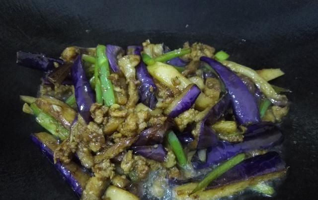  炒茄子的时|退休伙夫：炒茄子时，多加这1步，出锅后不发黑还入味