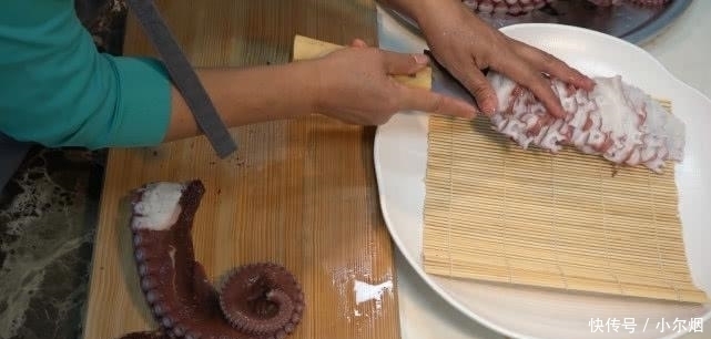 韩国“最穷”吃播大吃海鲜,吃10斤的章鱼,切成薄片看着就很嫩