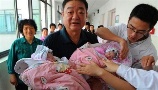 高龄|晚年丧女,6旬老人不听劝告生双胞胎女儿,11年过去,现怎样了