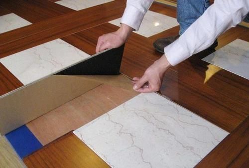 木地板|头一次看见在旧瓷砖上铺木地板，后悔我家装早了，省钱美观又实用