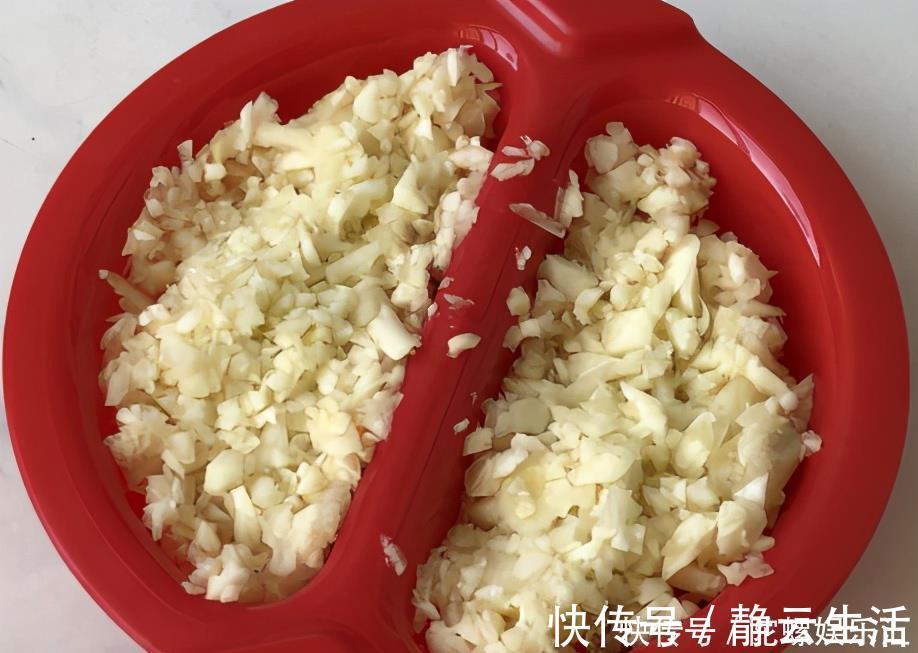 花生不油炸不水煮,学会1个秘制吃法,蒜香浓郁酥香脆,特解馋