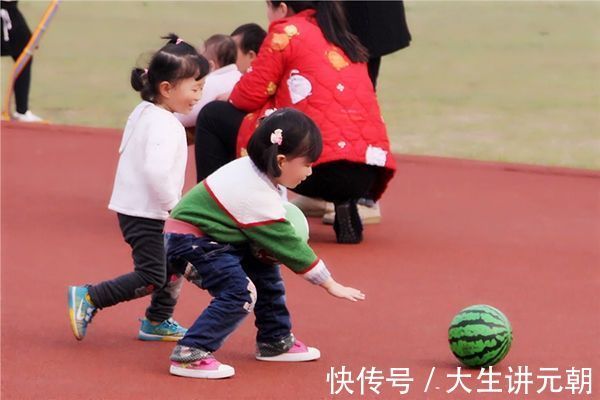 同龄人|为什么孩子总是比同龄人矮？不一定是发育晚，对比身高标准表看看