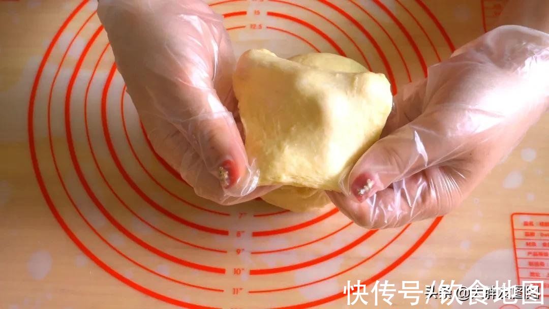 如棉花般柔软，软到让人不知所措的糖心小面包，撕开之后馋哭