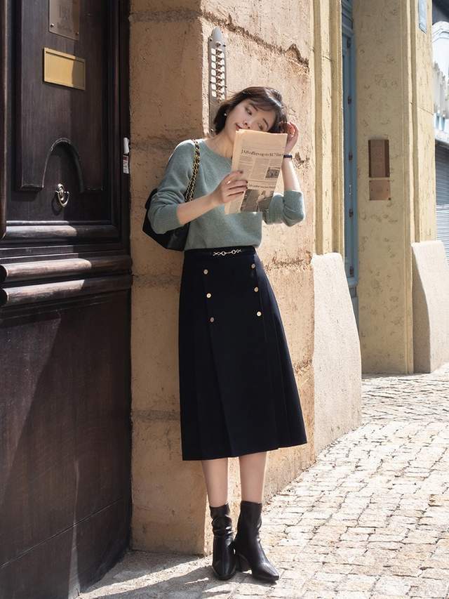 羽绒服|今冬流行的“小黑裙”正火,搭配上大衣和羽绒服都超美,高级时髦