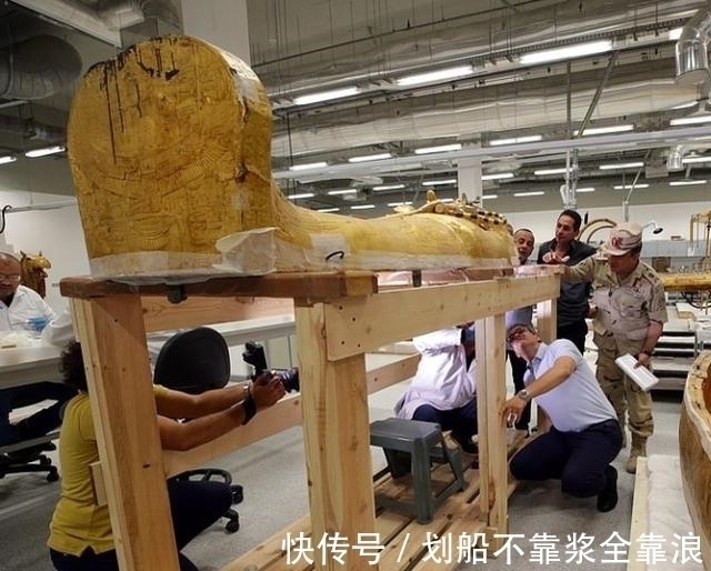 修复!埃及法老金棺材从墓中移出,进行修复工程,棺上浮雕图案错综复杂