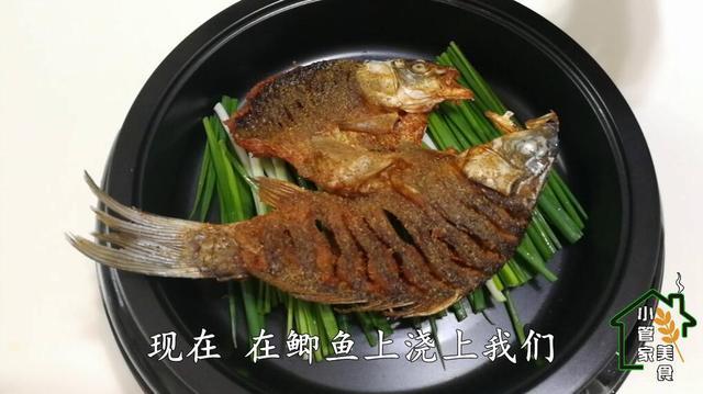 大厨|大厨教你一道特色菜,葱烧鲫鱼的家常做法,一条鱼都不够一个人吃