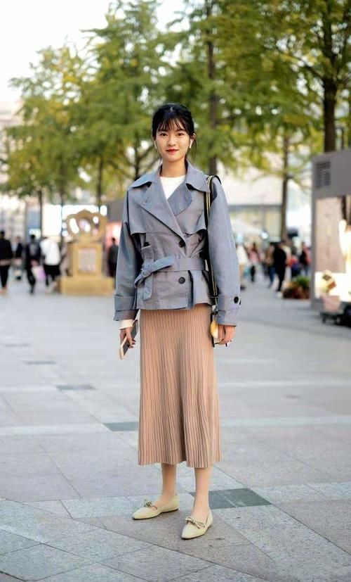  流行|穿风衣别搭小脚裤了，今年秋冬流行“风衣＋半身裙”，优雅又帅气
