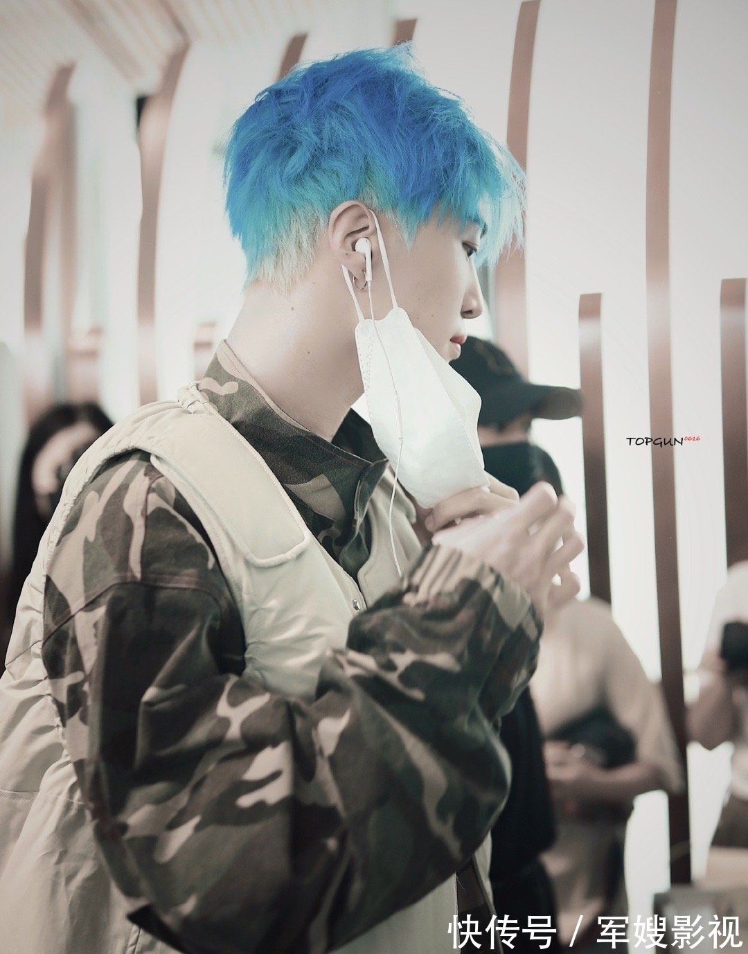 发型|范丞丞又染新发色了!蓝色渐变发型“撞衫”机场工作人员