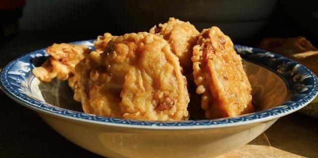 炸藕盒炸茄盒,调面糊不能用水,这样做,香酥筋道,不吸油不油腻