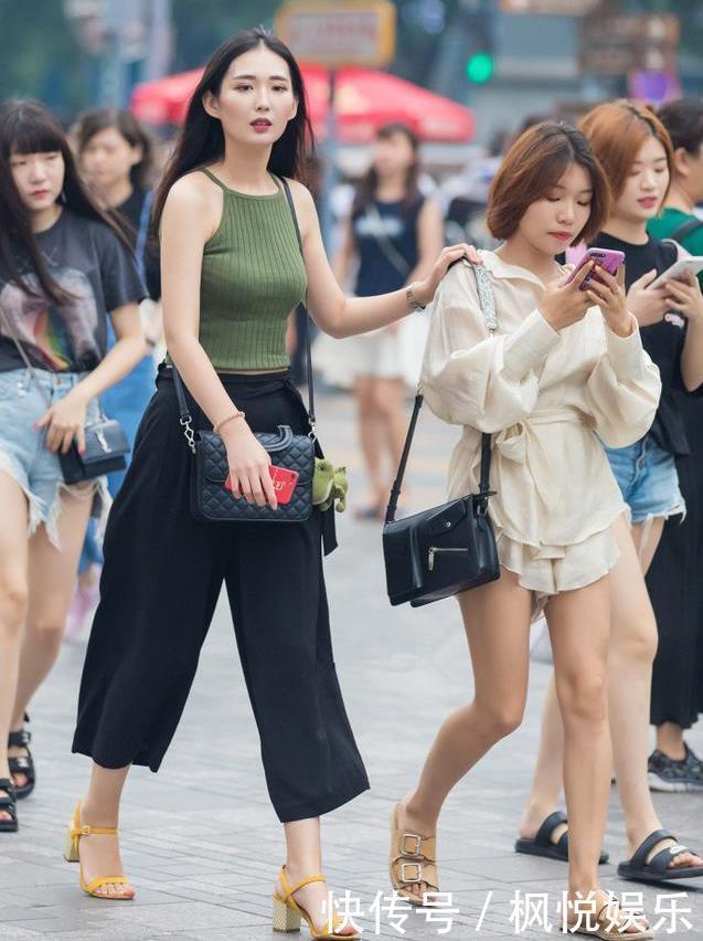 街拍小姐姐走在街上穿搭非常有韵味,这条黑色的裤子相当好看