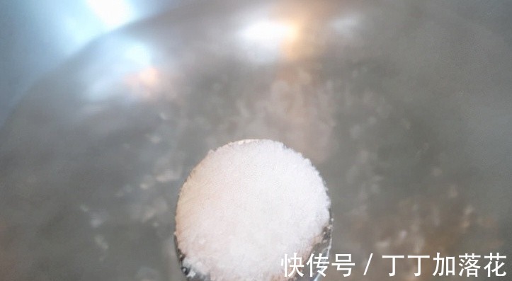 煮饺子，不要开锅就直接丢进去，牢记3点，饺子不破皮不粘还好吃！