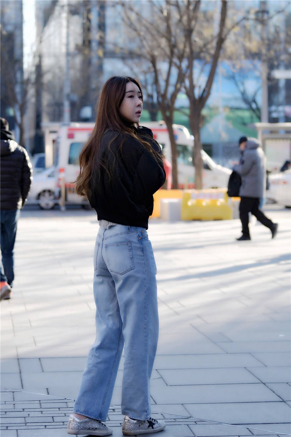 直筒 直筒牛仔裤,搭配板鞋,简约的女生搭配