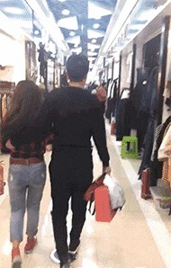 |搞笑GIF:再骚的王者也怕丈母娘,不信你看这哥们