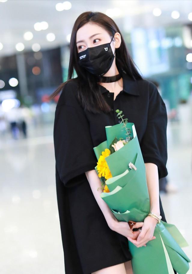 服饰 时尚穿搭，美女穿黑色吊带，十分的动人