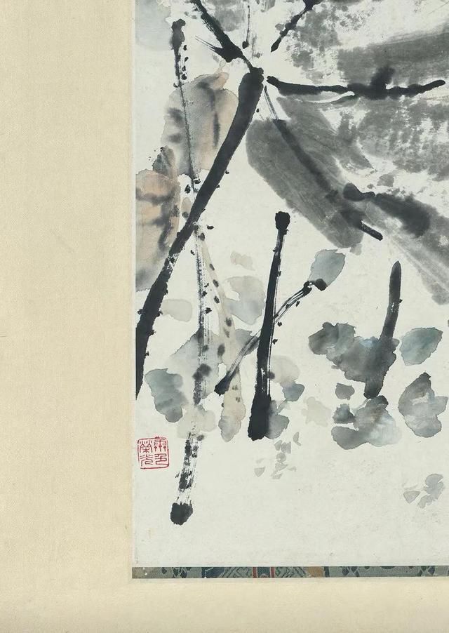 荷杆|姚华、范义的墨荷，酣畅淋漓，花蕾立于叶上，一枝独秀，尤为耀眼