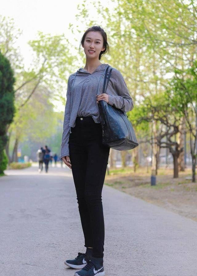 小姐姐|街拍牛仔裤看上去很有青春活力的感觉，穿上身让你时尚更有范