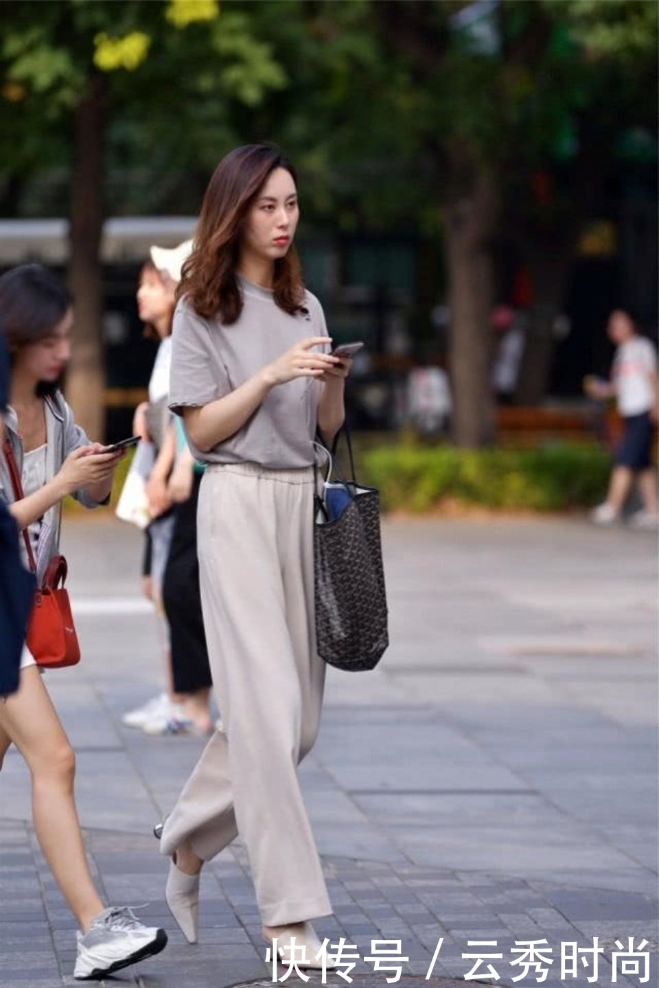 脱俗|路人街拍,气质清新的时尚美女,显得十分的清新脱俗