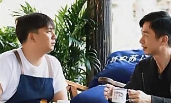 他是唯一一个全程没干活的人，不但没被骂，还受到了观众的称赞