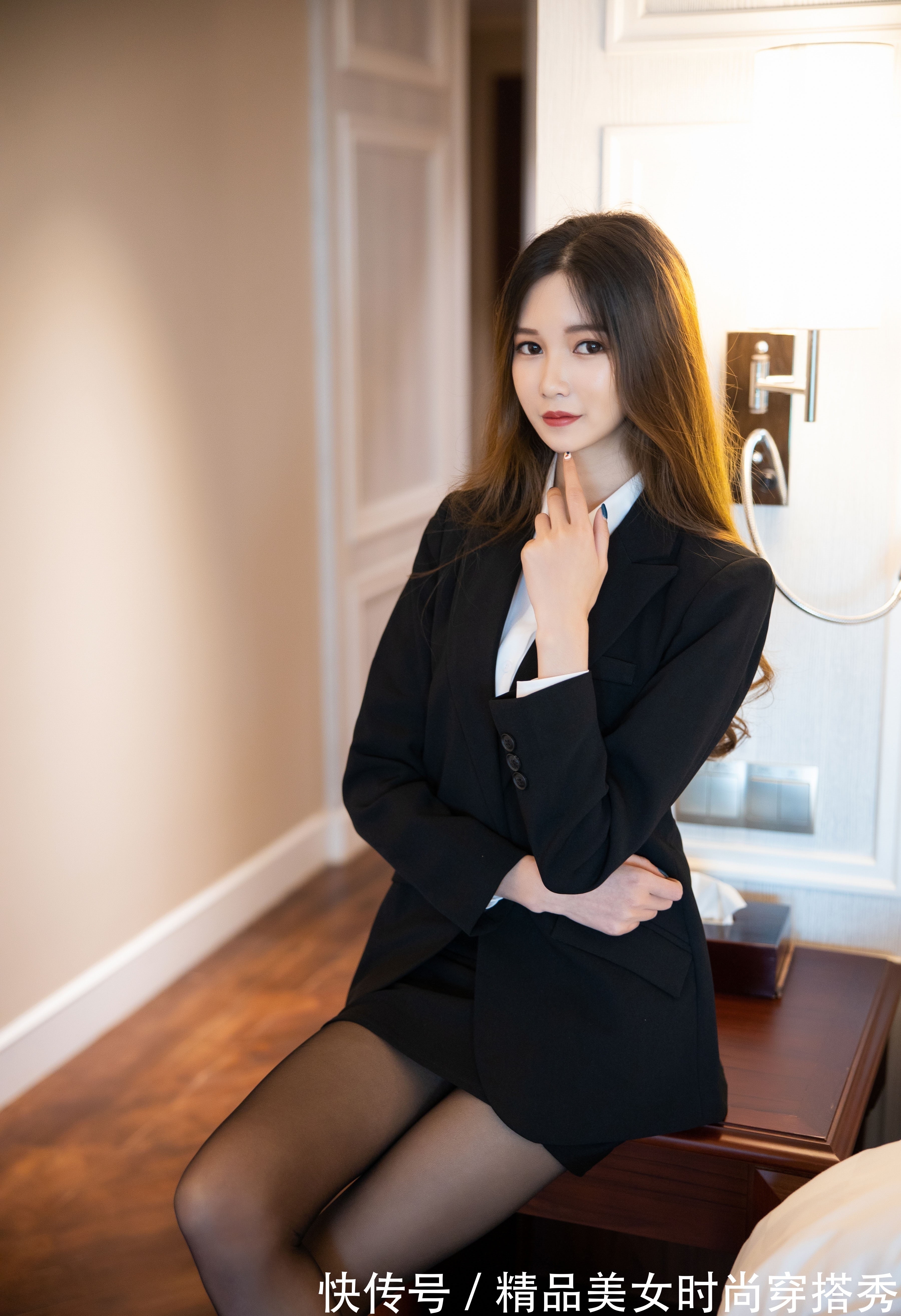 尖头高跟鞋 黑色西装搭配尖头高跟鞋,完美诠释女性气质,美丽大方,时尚迷人