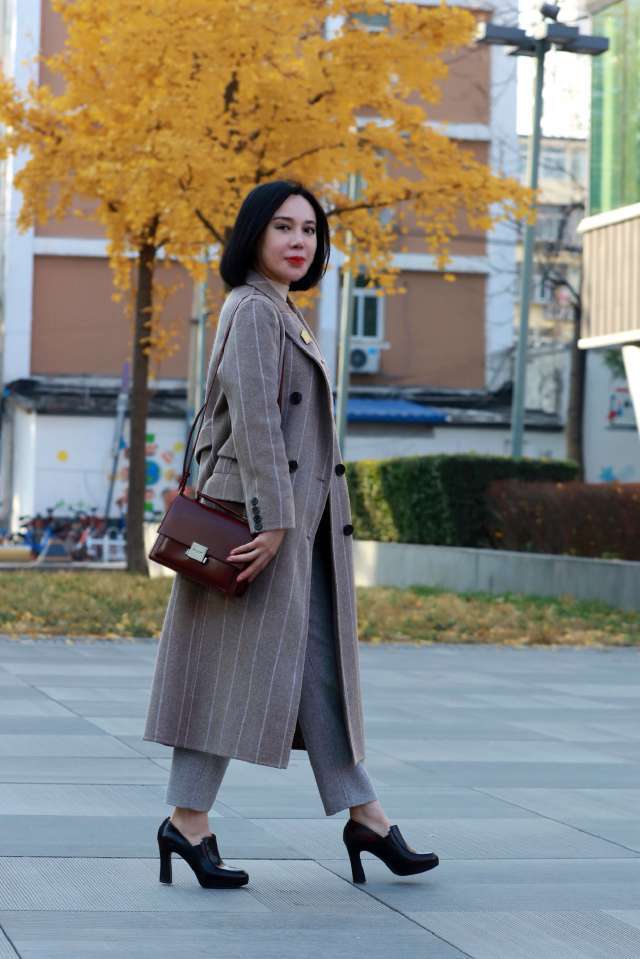款式|街拍:常规款式搭配永远受到女士的青睐