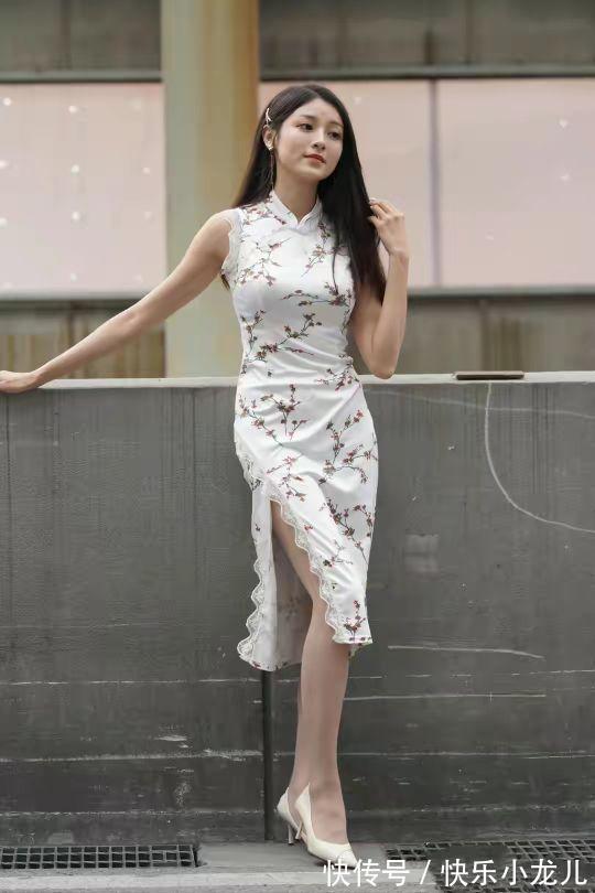旗袍 美女身穿中国传统旗袍,搭配一双白色的平底鞋,看上去时尚又可爱