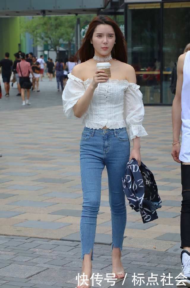 街拍|街拍：紧身上衣搭配牛仔热裤，性感的小蛮腰看了真让人着迷