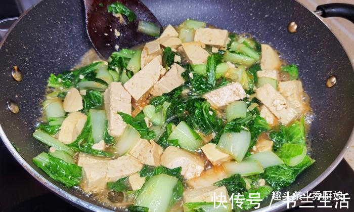 秋天|秋天,宁可不吃肉,此碱性蔬菜要多吃,钙含量极高,炖豆腐超级香