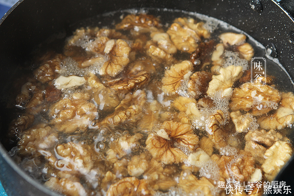 新年将至，教你一道核桃做的小零食，香甜脆口，多少都不够吃