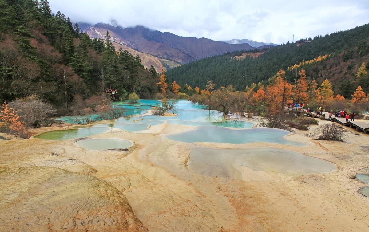 黄龙风景区|绚丽缤纷的地表，鬼斧神工的自然奇景，向人们展示着真正人间瑶池