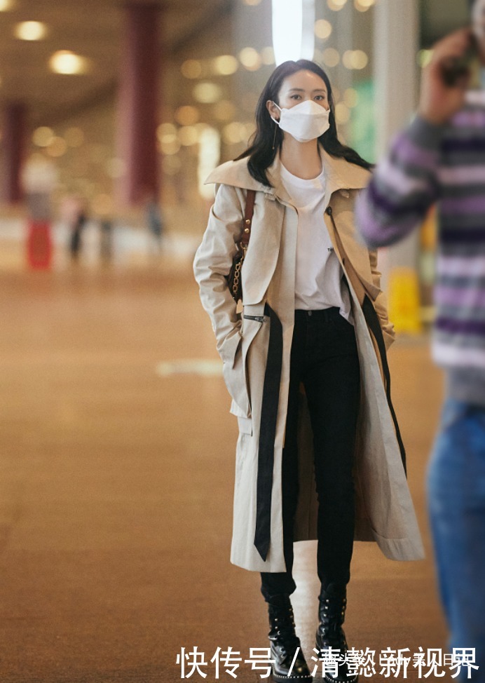 风衣是永不过时的时尚单品,其实它的搭配很简单,不需烈焰红唇