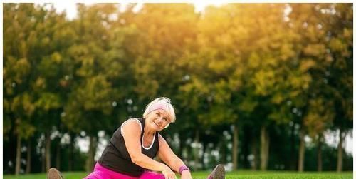 动作|腿好人不老！4个简单动作，远离关节疼痛，80岁也可能健步如飞