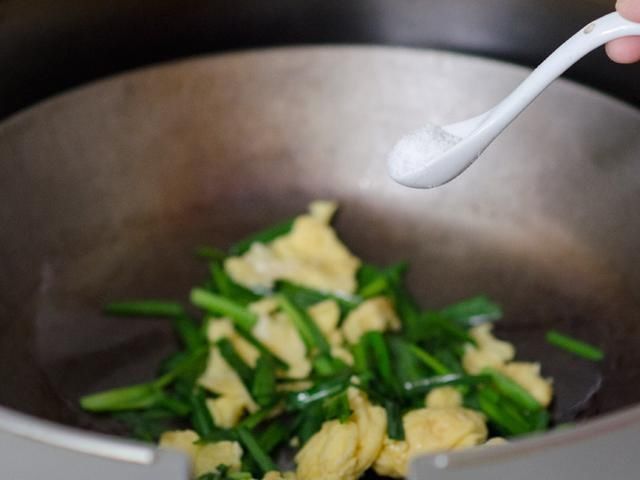 搅拌均匀|韭菜怎么搭配才好吃？分享5种不同的做法，鲜香又美味，老少皆宜