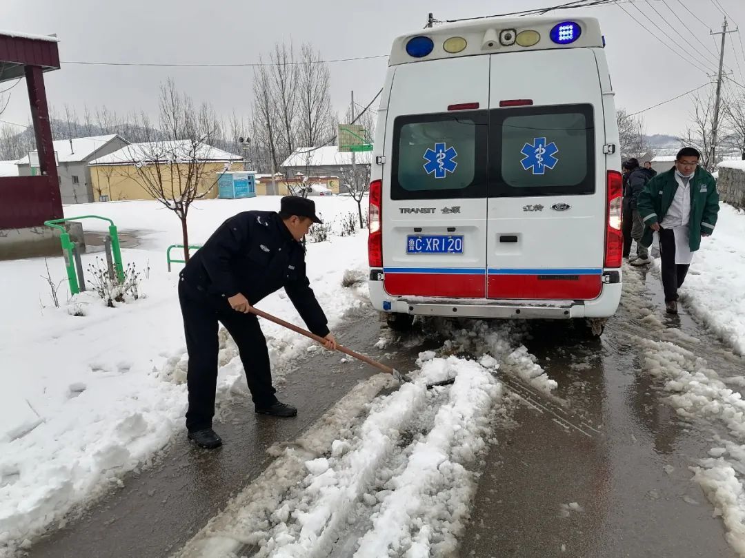 初雪来袭：你在朋友圈晒雪景，我在雪中守护你