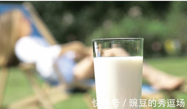 鲜牛奶|奶粉和牛奶哪个营养更好？老年人想补钙，应该怎么选？