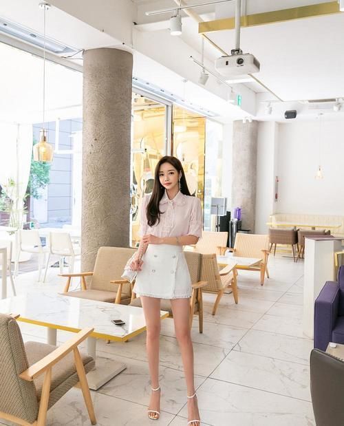 气质|韩国网红模特孙允珠粉色蕾丝花边衬衫搭配白色高腰修身A字裙网拍