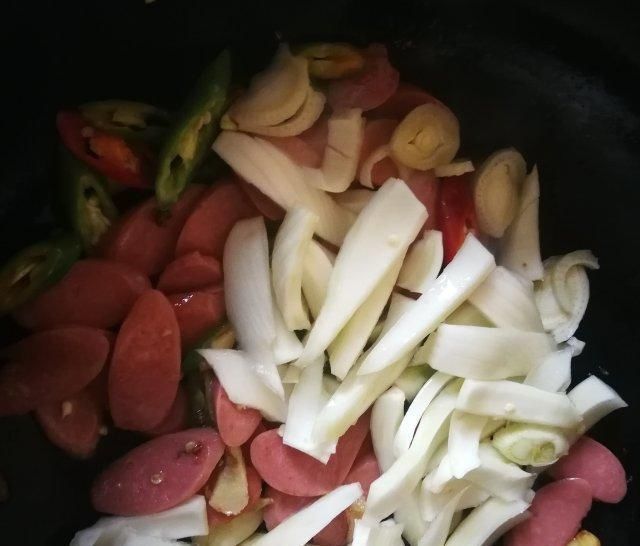好极了|茴香球炒火腿肠,淡淡的茴香味儿,颇有点西芹的口感,味道好极了