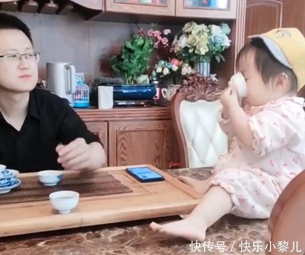 老友|萌娃喝茶喝上了头,和爸爸不停地“碰杯”火了,网友:像老友叙旧