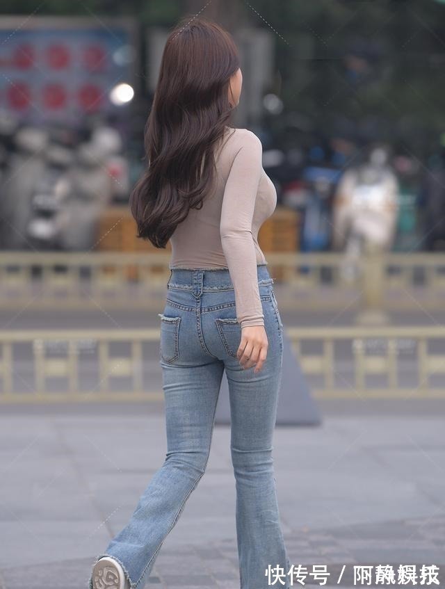 喇叭裤 时尚打底衫是女生初秋必搭款,配牛仔喇叭裤,简约修身又美丽洋气