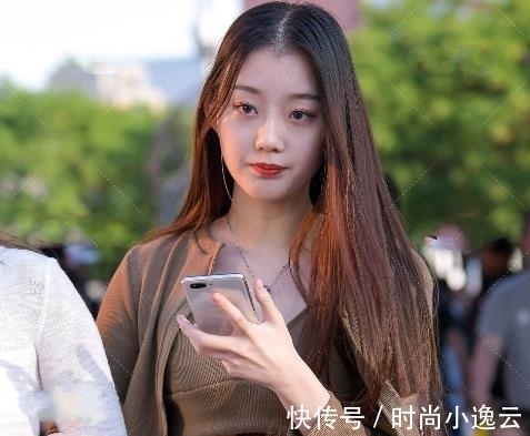 穿搭 棕色短款长袖外套,棕色运动内衣,搭配黑色高腰短裤时尚又精致