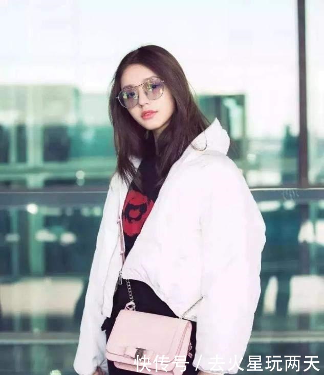 羽绒服|女人买羽绒服时,建议选这3个“显白色”,时髦保暖,明星也爱穿