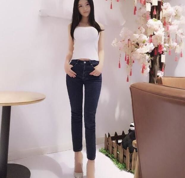 丰腴|街拍:苗条长腿美丽的小姐姐,曲线丰腴,光鲜靓丽看起来时尚!